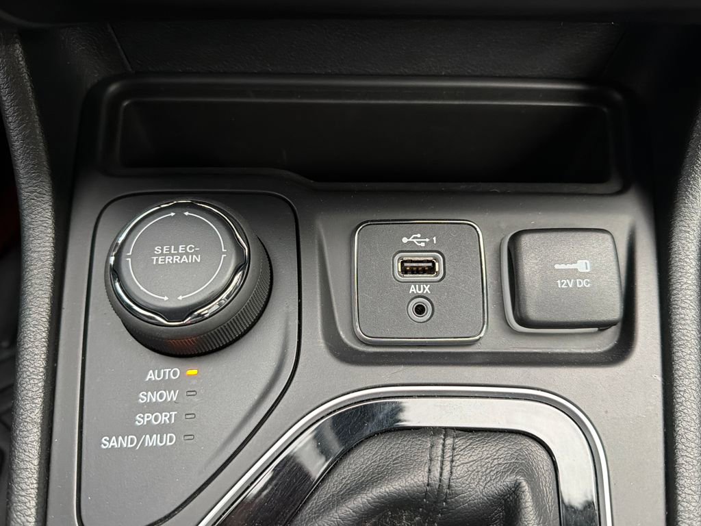 Used 2022 Jeep Cherokee Limited AWD/4WD image 43