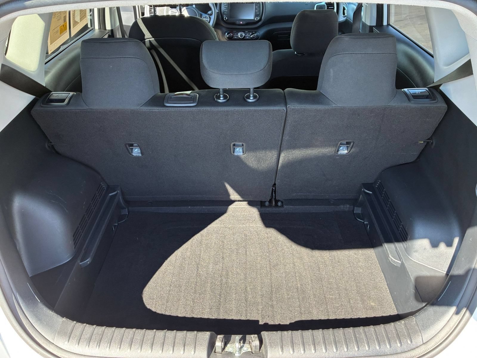 Used 2025 Kia Soul LX w/ LX Technology Package FWD image 28