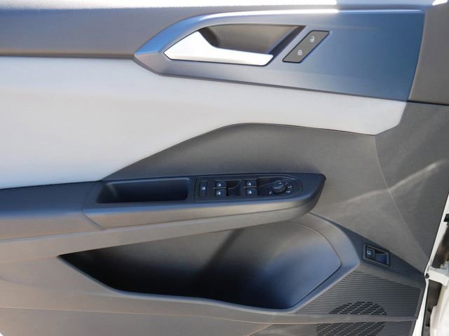 Certified 2023 Volkswagen Taos SE w/ Panoramic Sunroof Package image 16