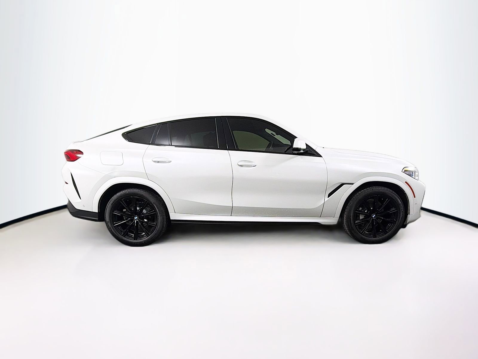 Used 2022 BMW X6 xDrive40i w/ Executive Package image 8