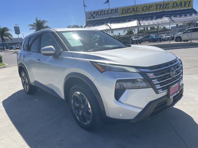 Used 2024 Nissan Rogue SV image 2