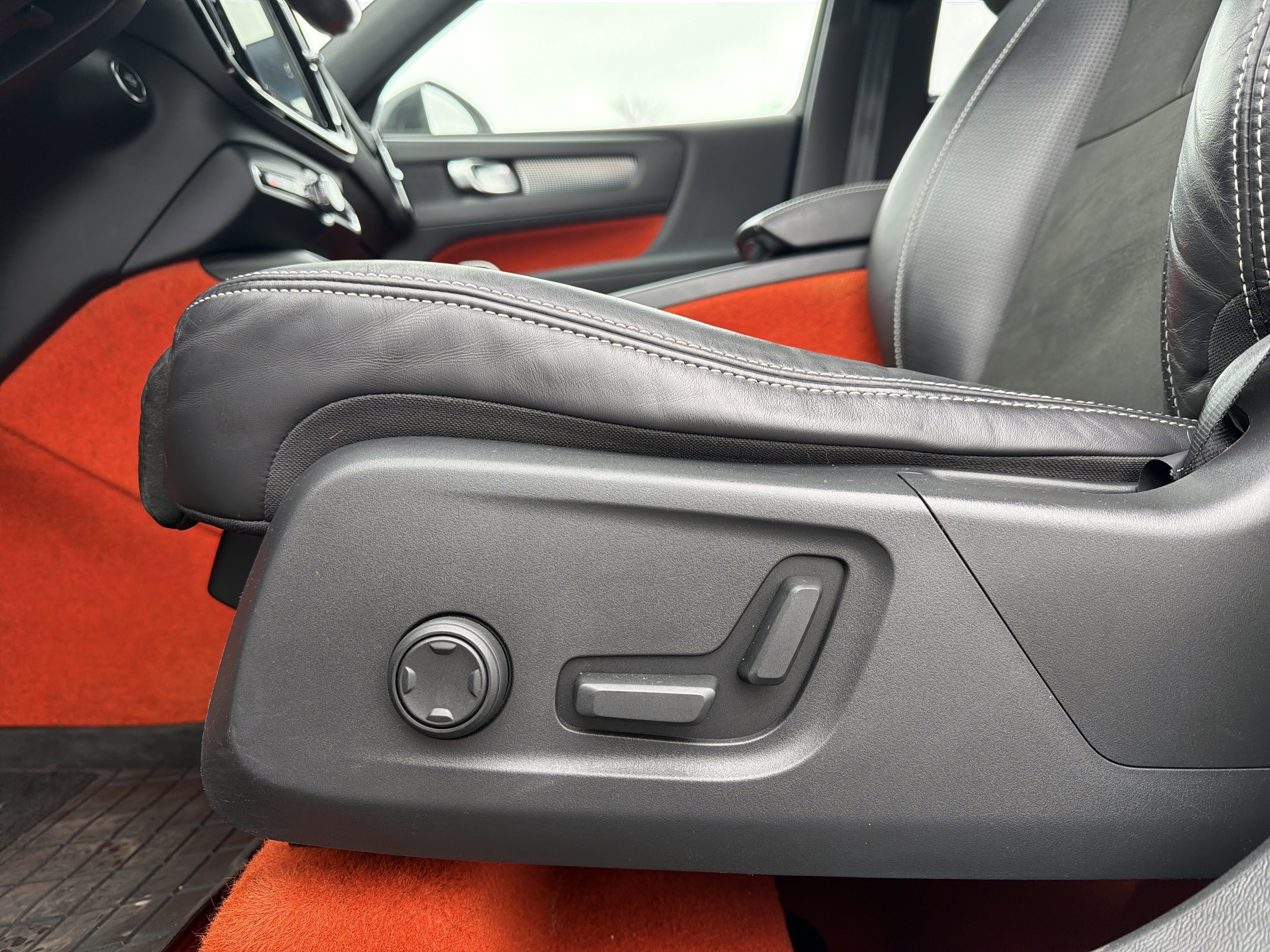 Used 2019 Volvo XC40 T5 R-Design image 26