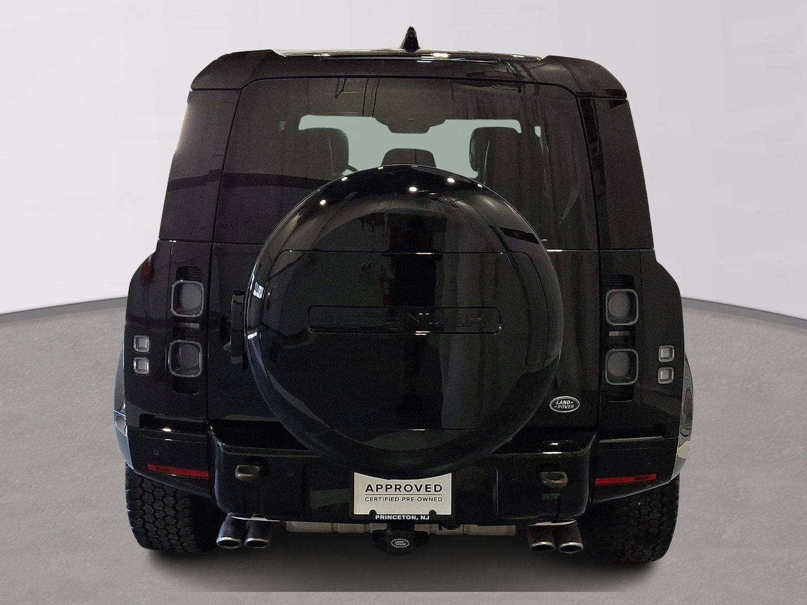 Certified 2023 Land Rover Defender 110 V8 image 3