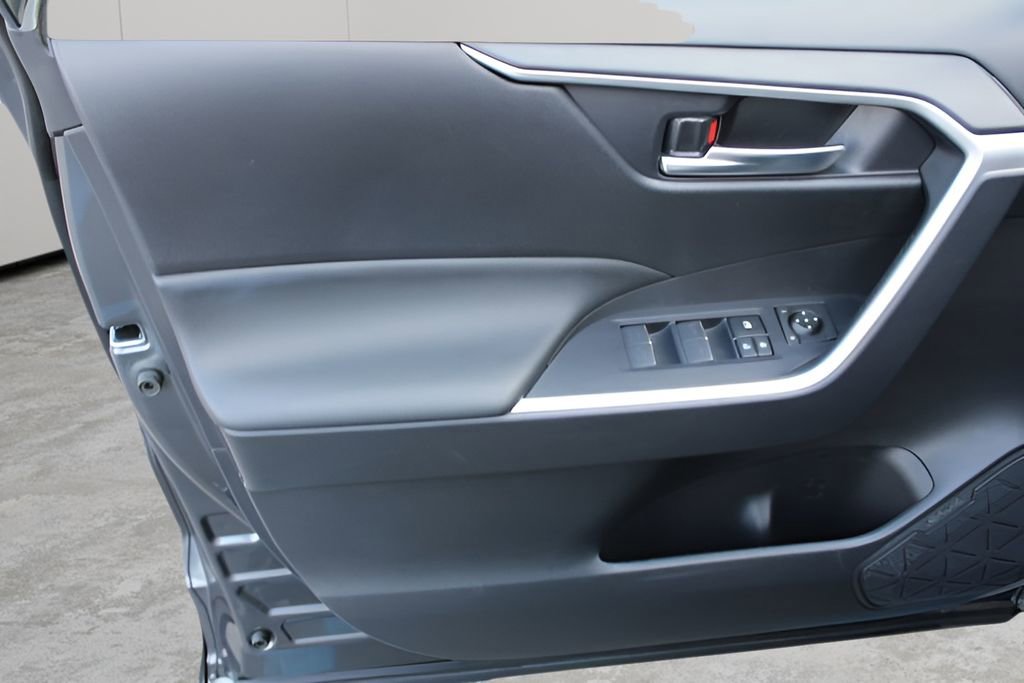 Used 2023 Toyota RAV4 SE w/ Weather & Moonroof Package image 18