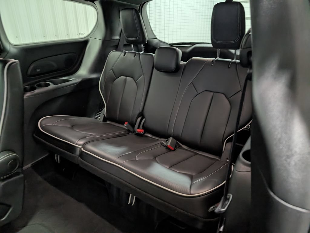 Used 2027 Chrysler Pacifica Limited FWD image 10