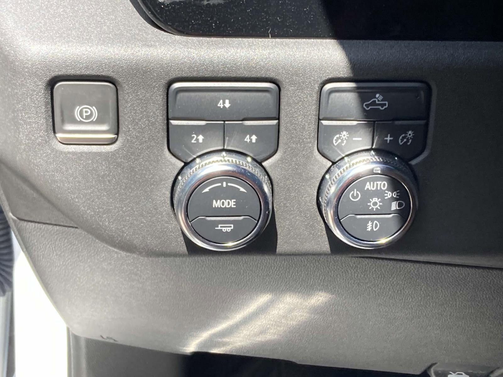 Used 2024 GMC Sierra 3500 SLE w/ SLE Convenience Package image 18