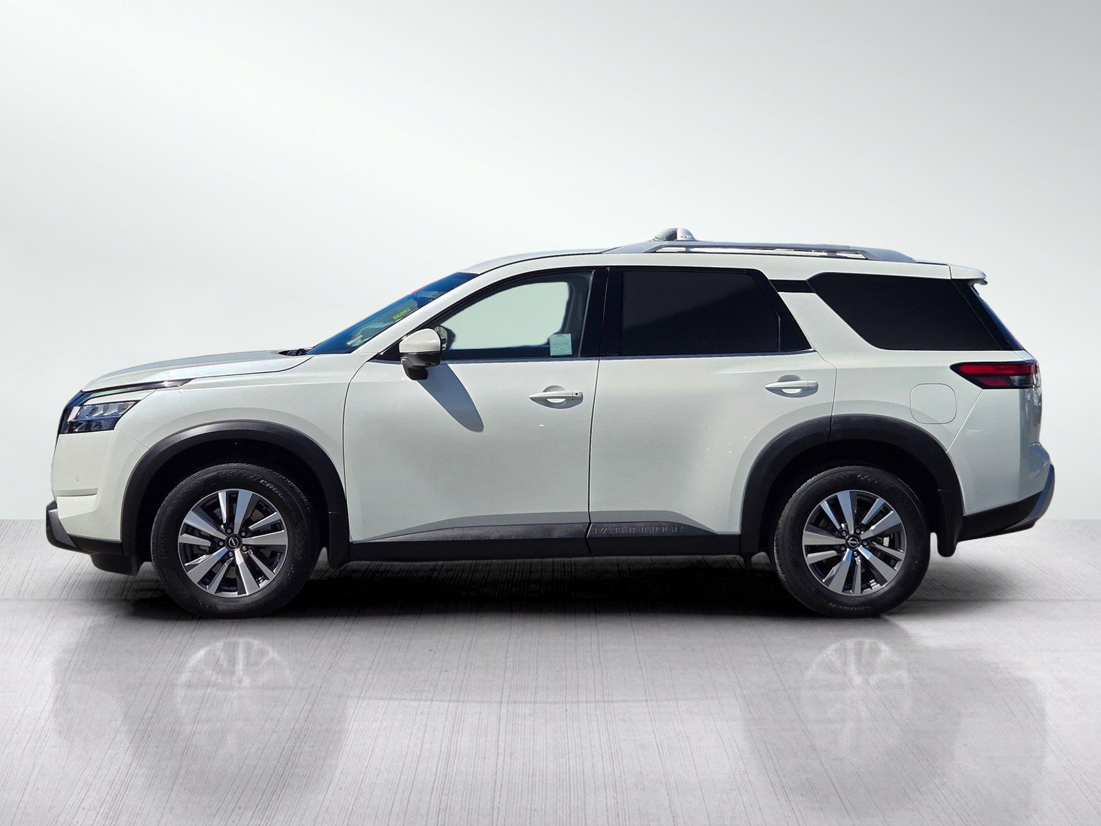 Used 2023 Nissan Pathfinder SL w/ Lighting Package (N92) FWD image 7