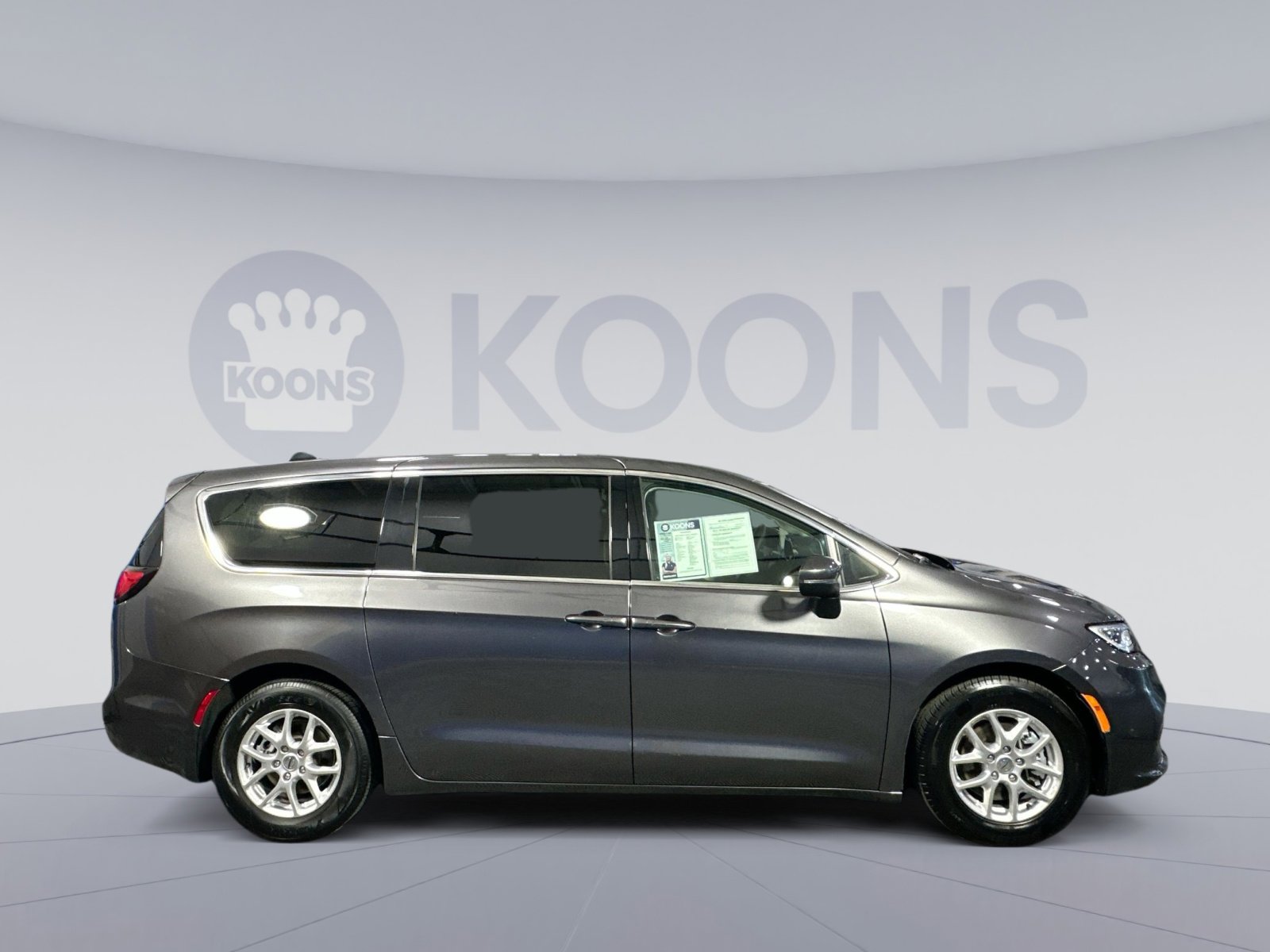 Used 2023 Chrysler Pacifica Touring-L image 8