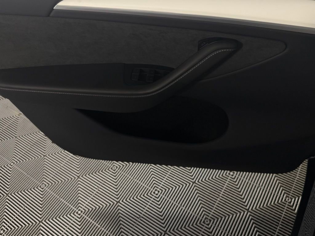 Used 2024 Tesla Model Y Performance image 23