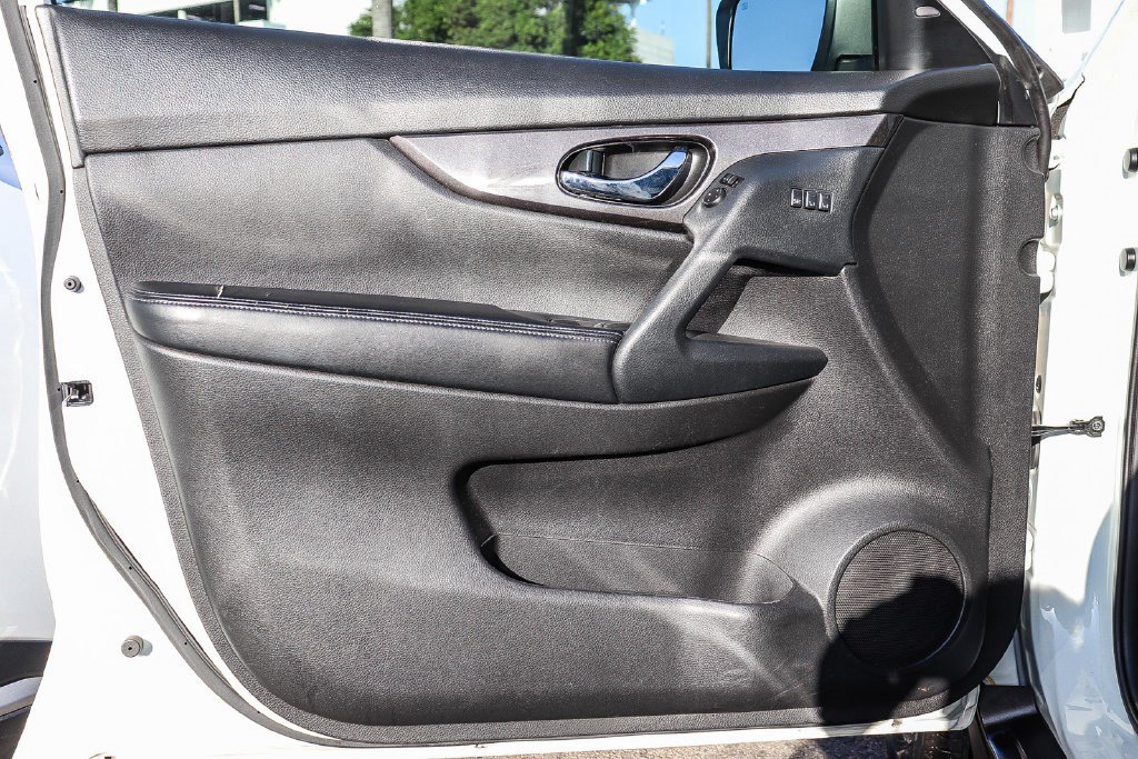 Used 2019 Nissan Rogue SV w/ Premium Package FWD image 20