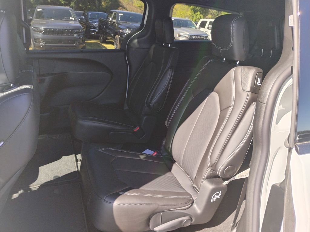 New 2026 Chrysler Pacifica Select image 16