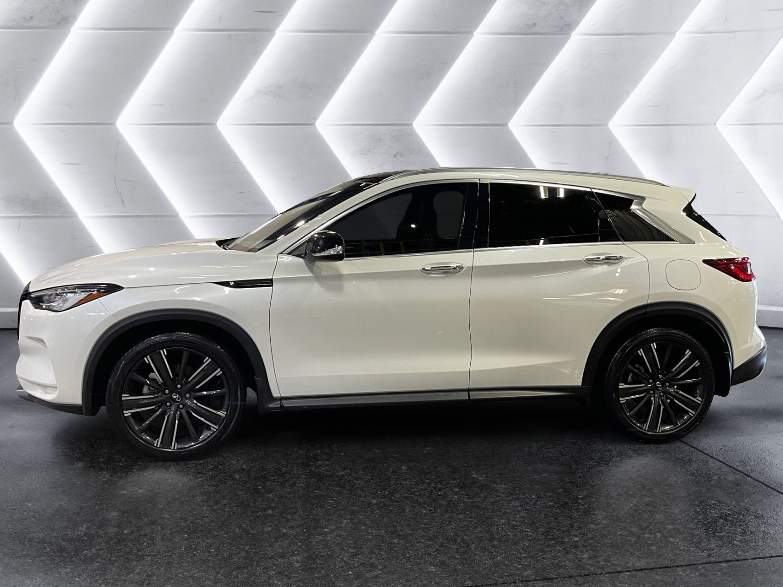 Used 2022 INFINITI QX50 Luxe w/ Appearance Package AWD/4WD image 3