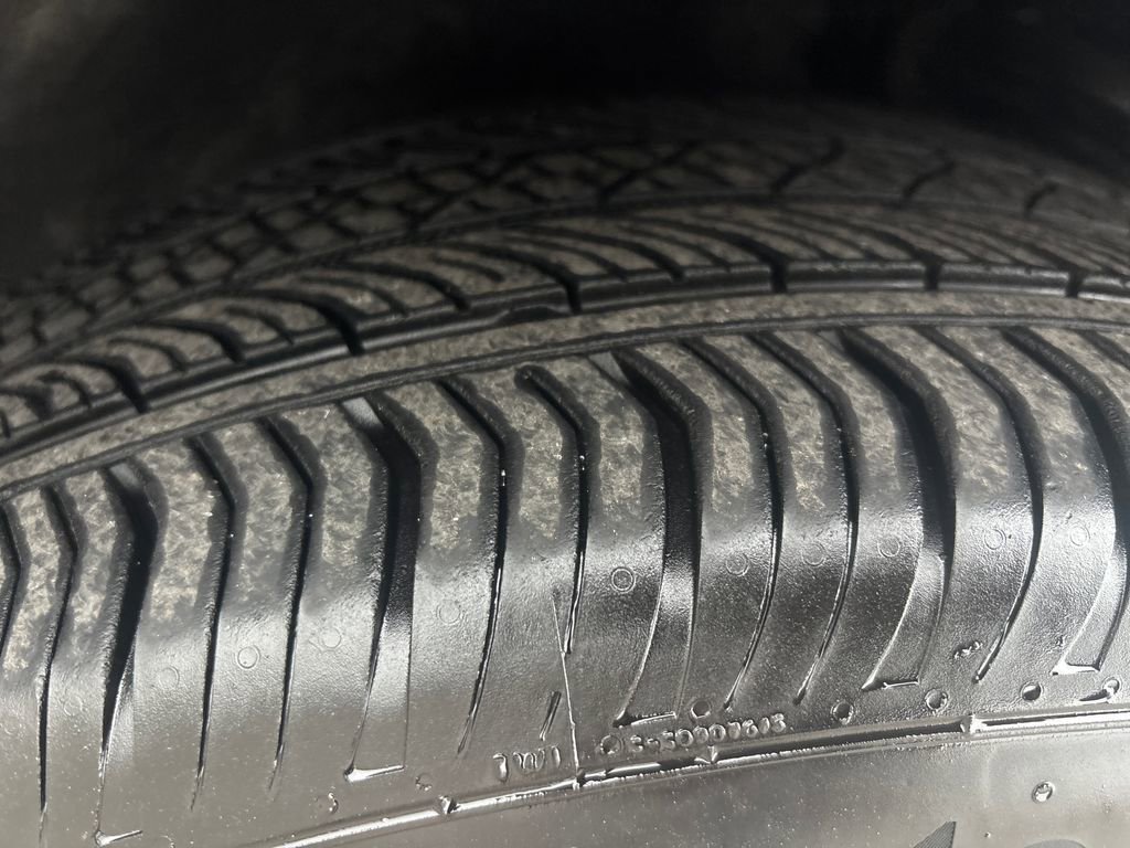 Used 2023 Buick Envision Essence image 32