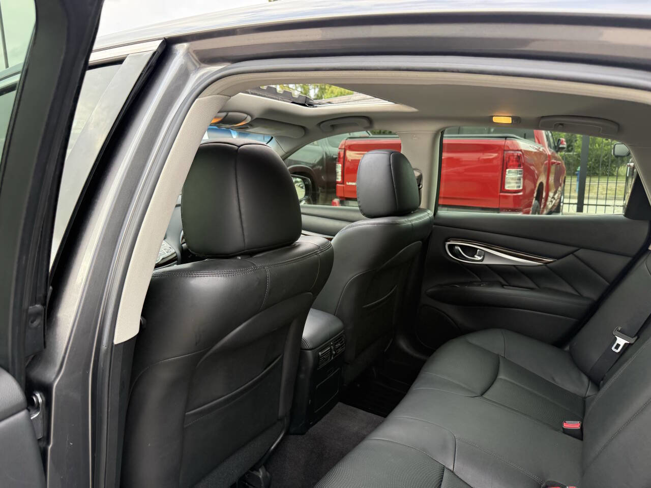 Used 2015 INFINITI Q70 3.7 RWD image 12