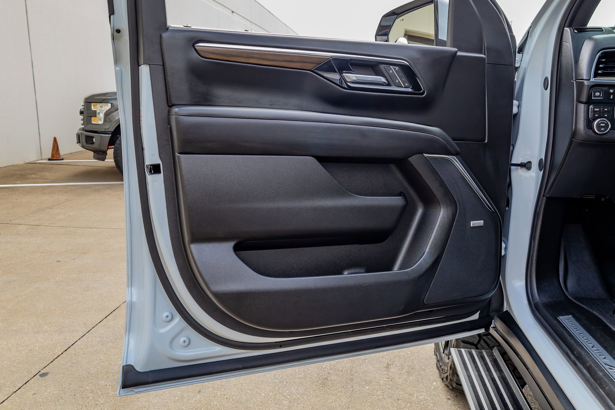 Used 2026 Chevrolet Suburban High Country AWD/4WD image 37