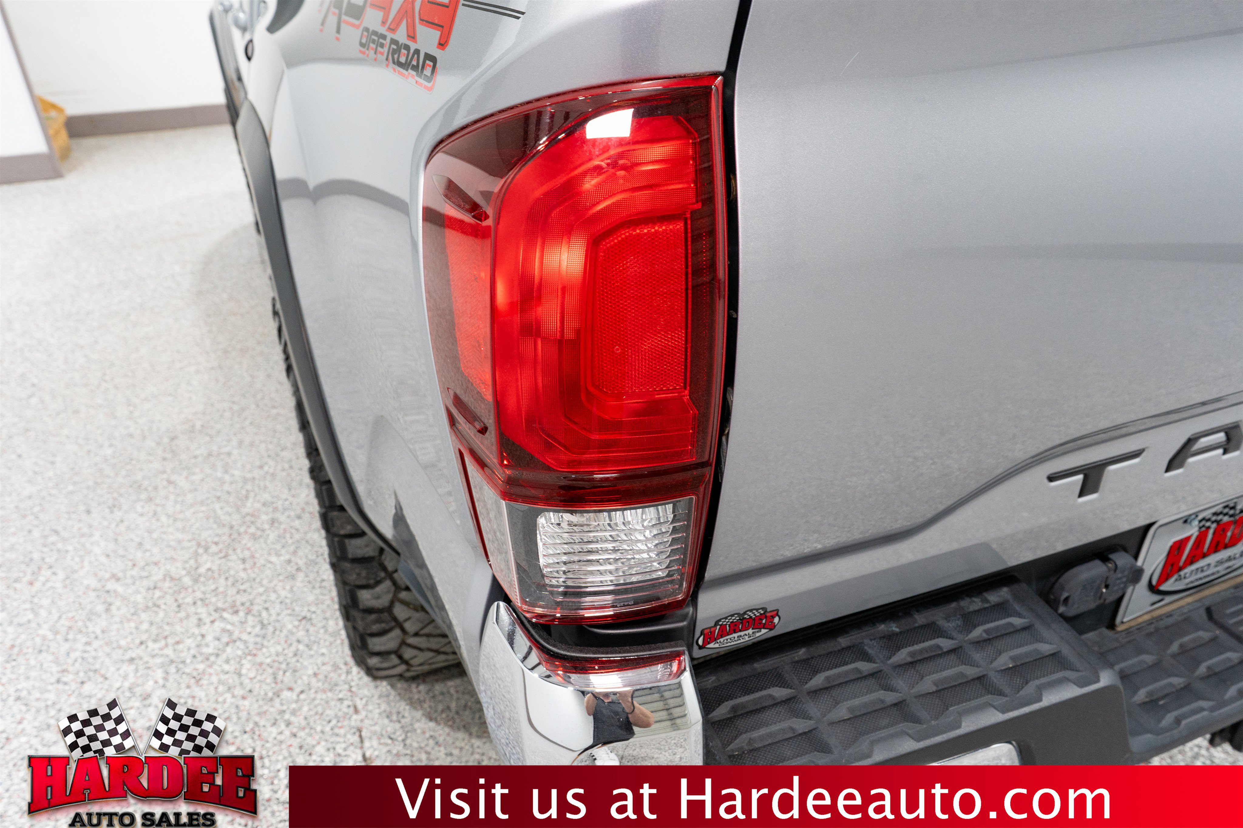 Used 2018 Toyota Tacoma TRD Off-Road image 9