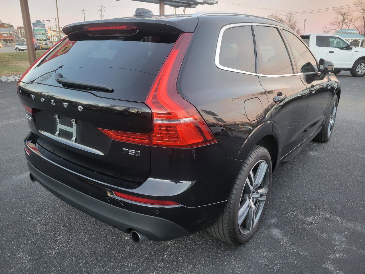 Used 2020 Volvo XC60 T5 Momentum image 3