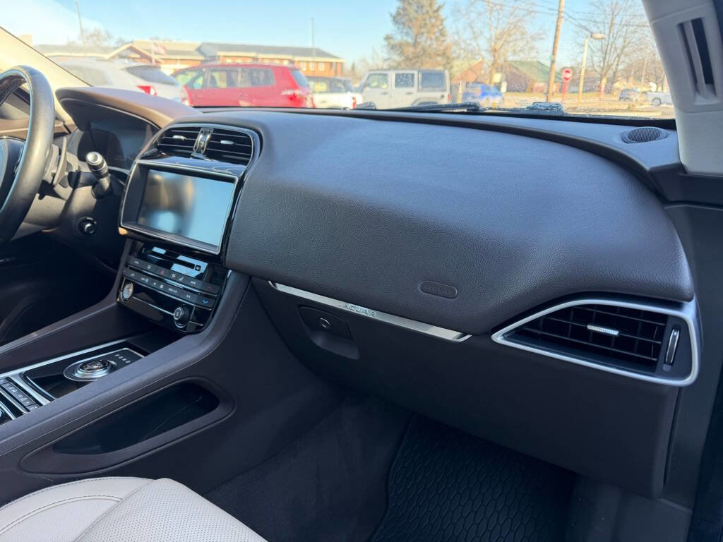 Used 2017 Jaguar F-PACE Prestige image 11