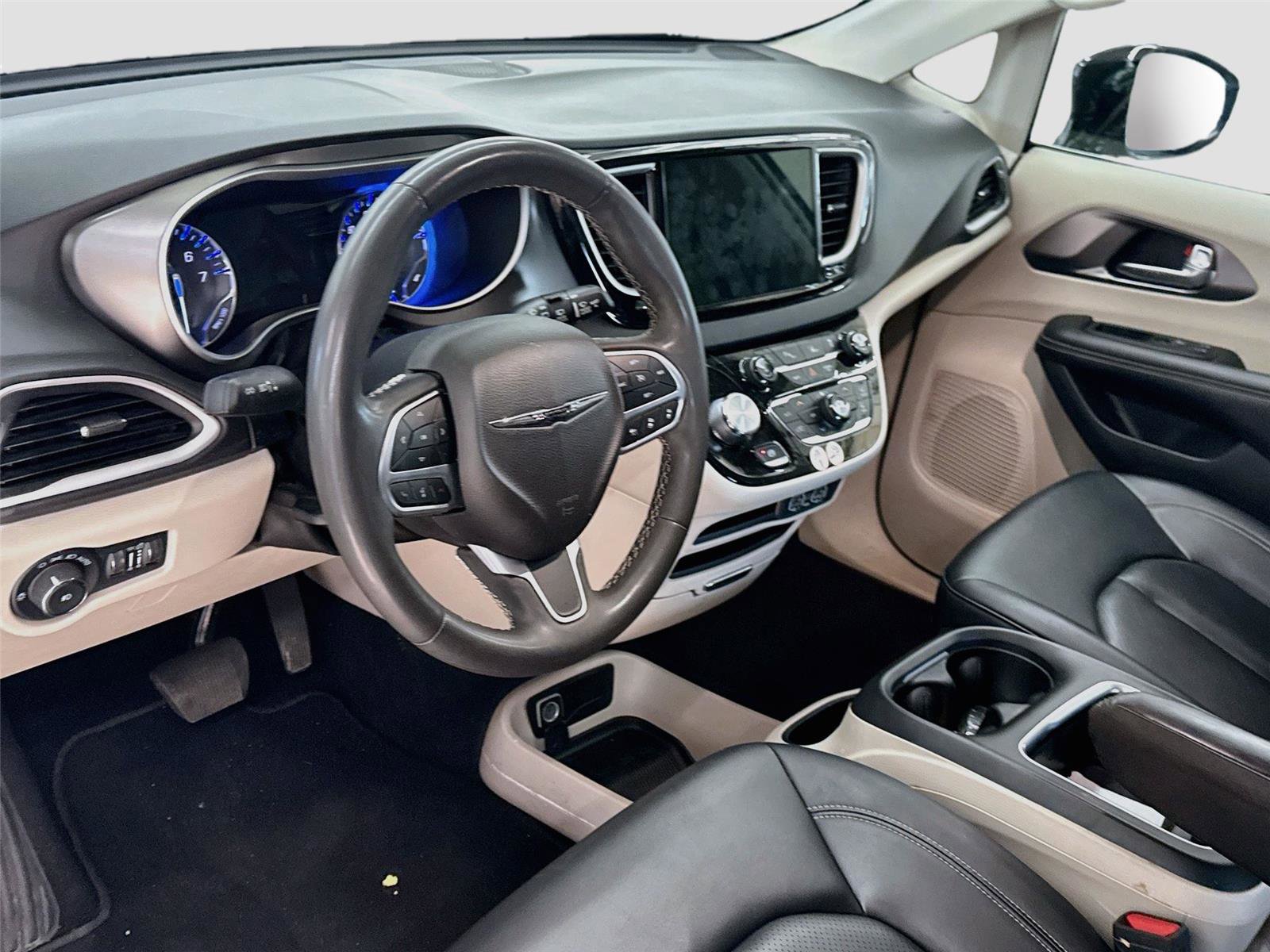 Used 2024 Chrysler Pacifica Touring-L FWD image 7