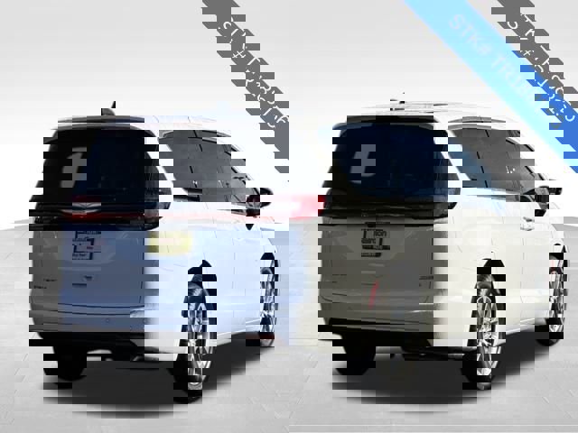 New 2026 Chrysler Pacifica Select image 4