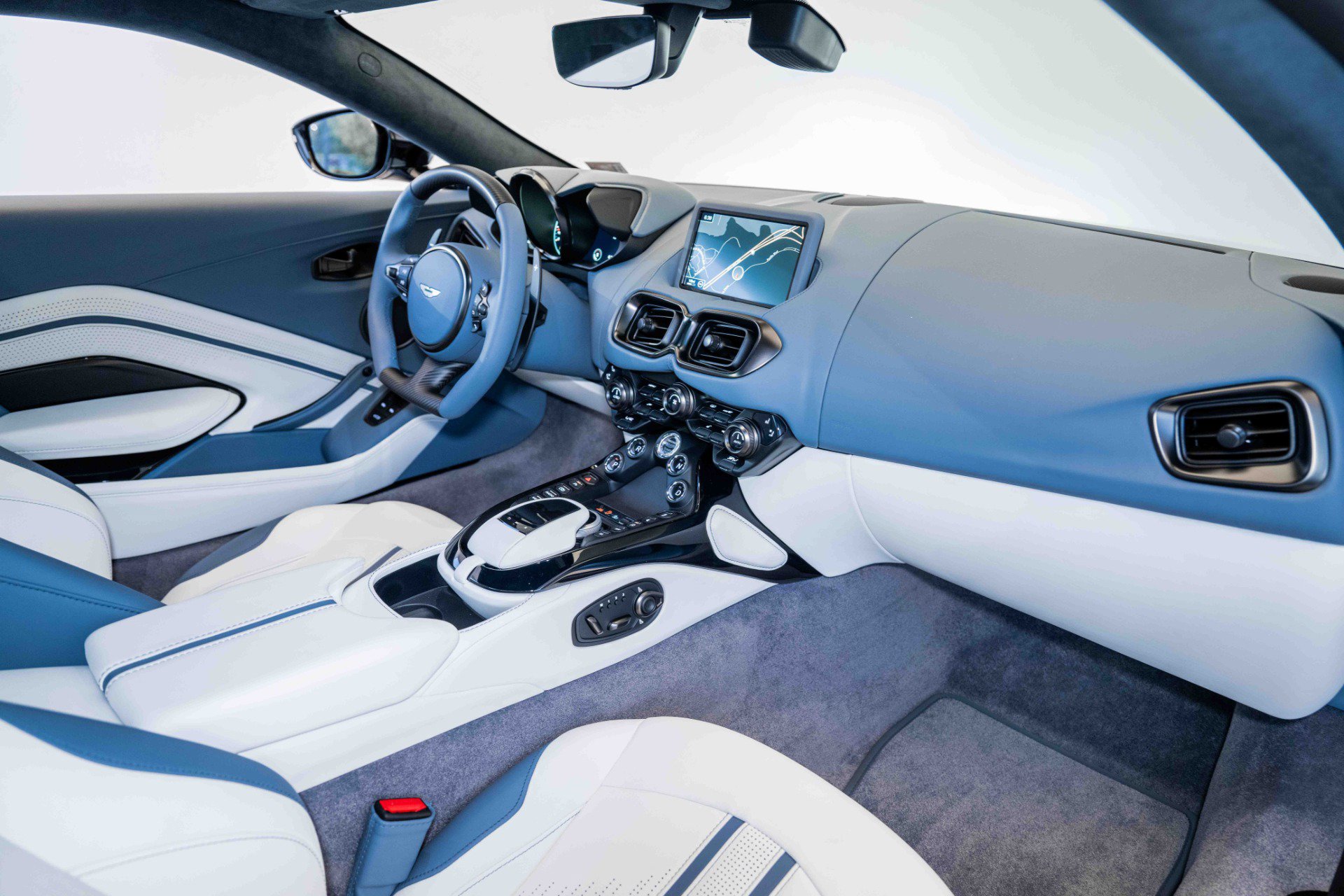 Used 2023 Aston Martin V8 Vantage Coupe RWD image 15