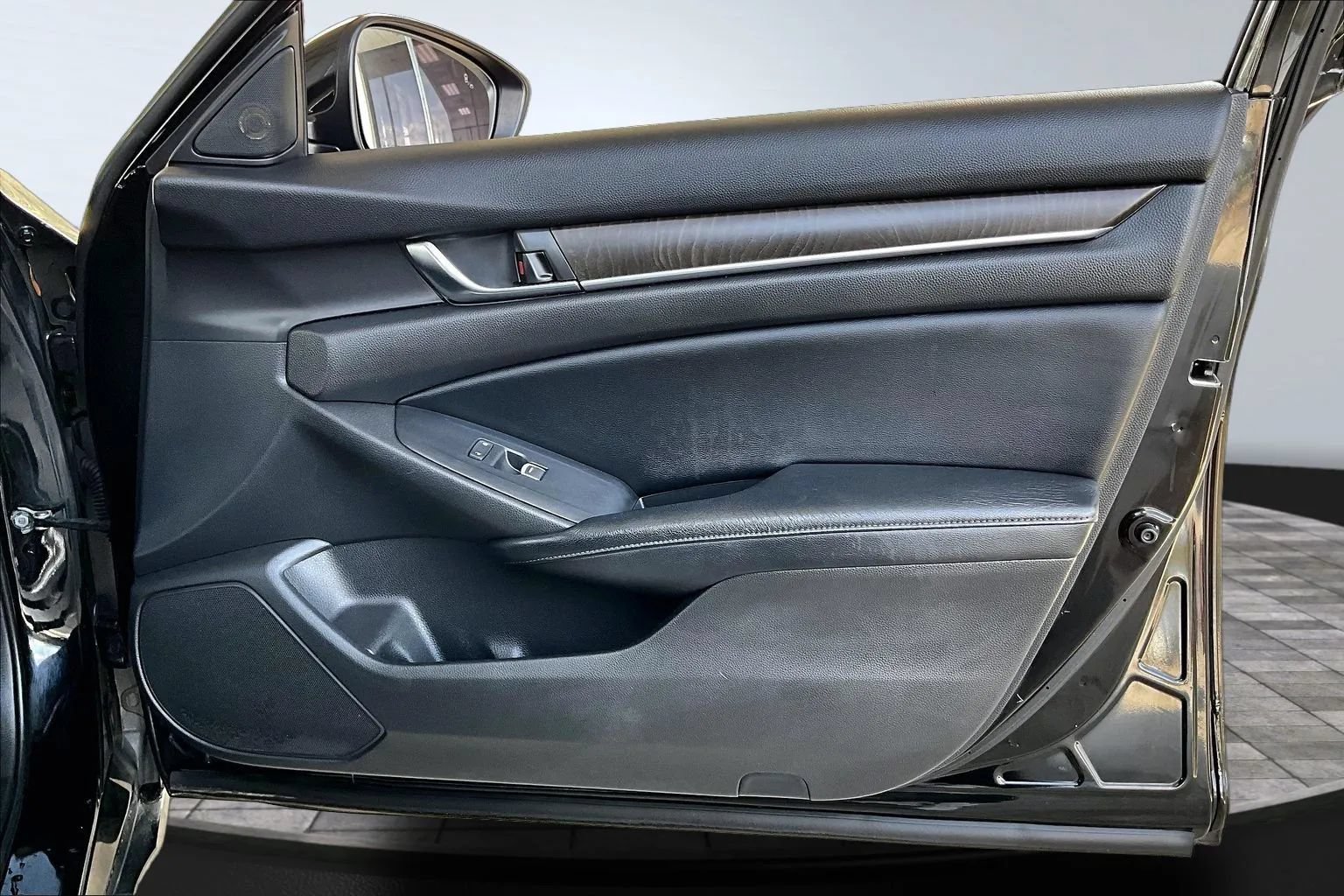 Used 2018 Honda Accord EX image 25
