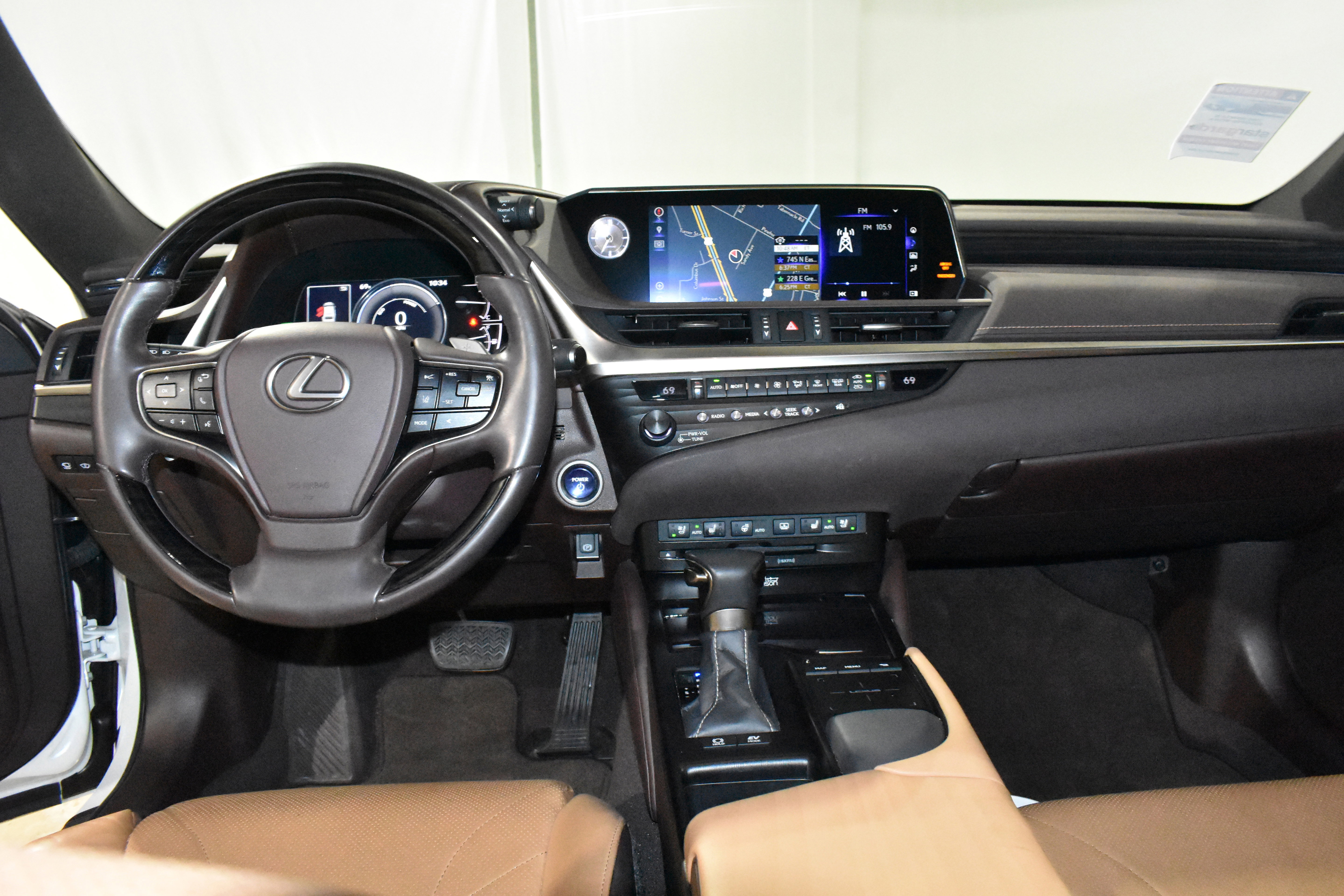 Used 2019 Lexus ES 300h Ultra Luxury w/ Accessory Package FWD image 30