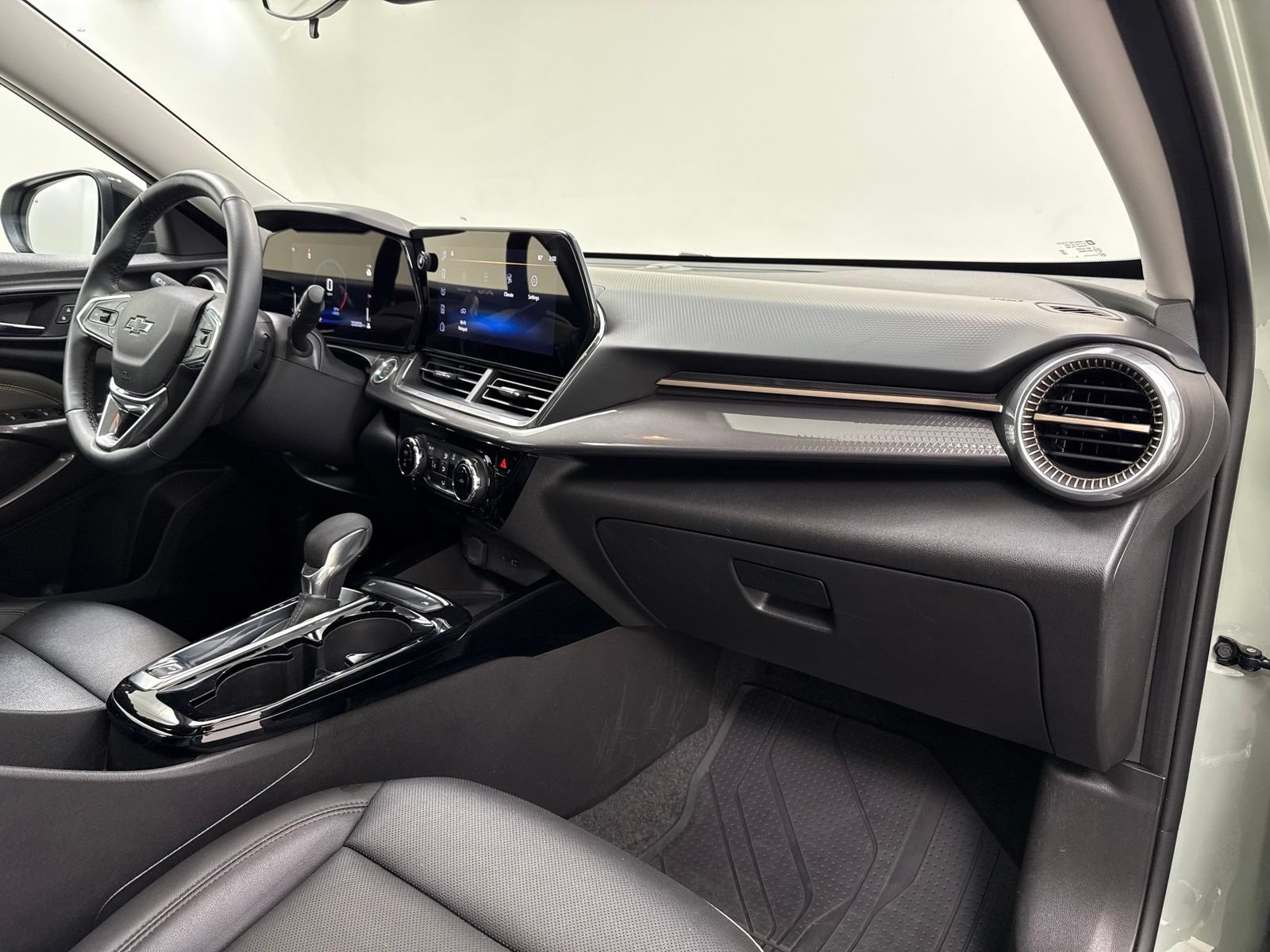 Used 2025 Chevrolet Trax ACTIV w/ Sunroof Package FWD image 32