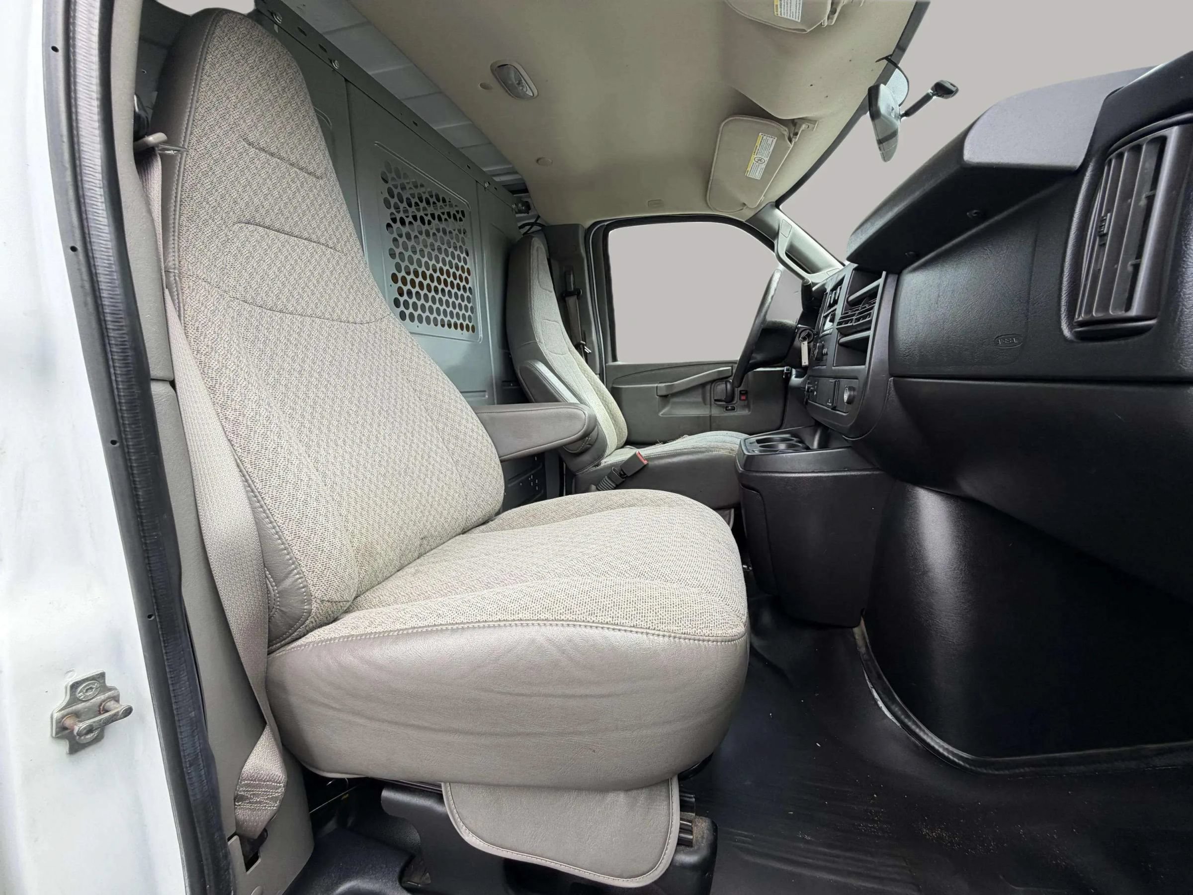 Used 2017 GMC Savana 2500 RWD image 17