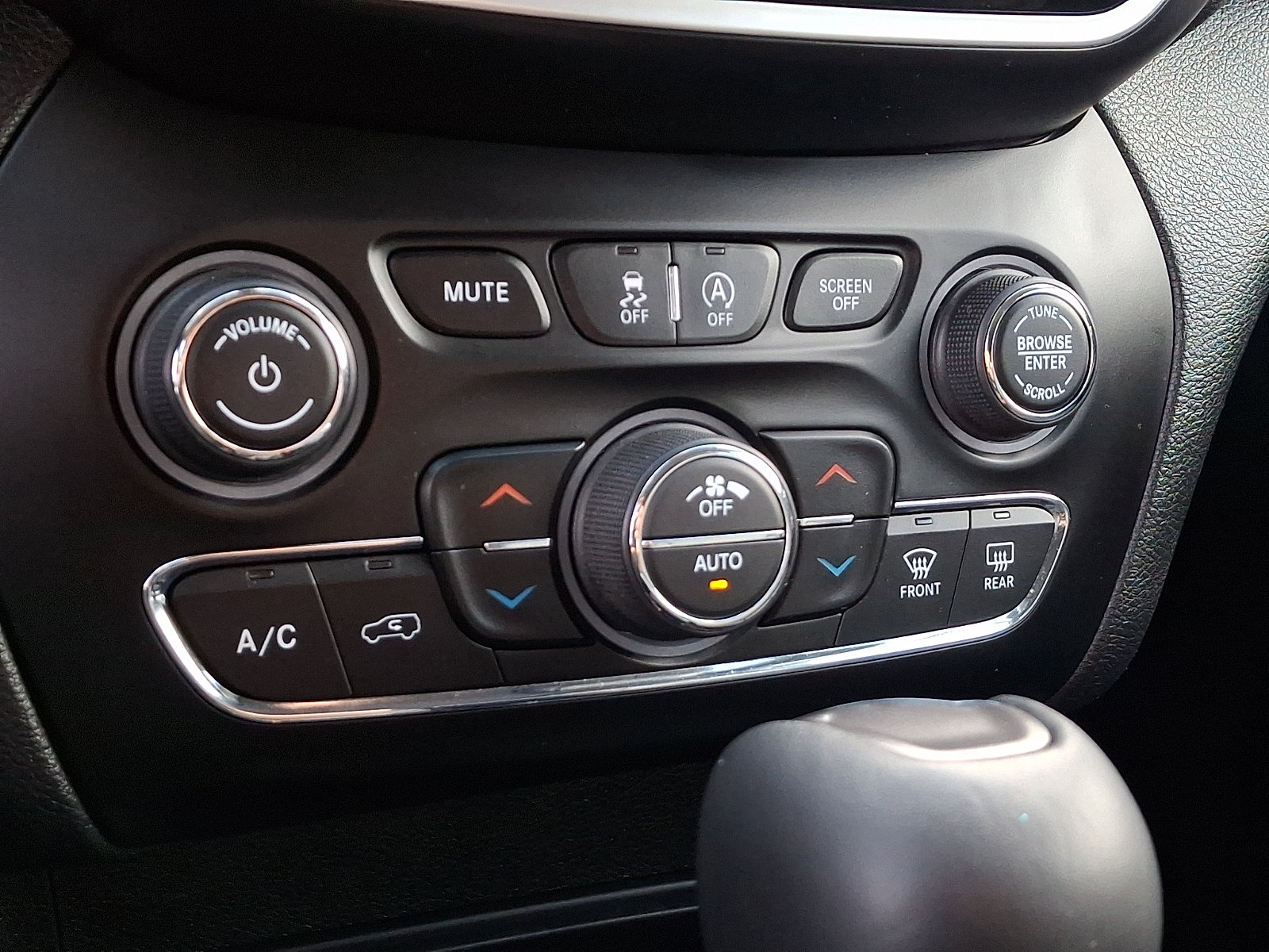 Used 2019 Jeep Cherokee Limited AWD/4WD image 15
