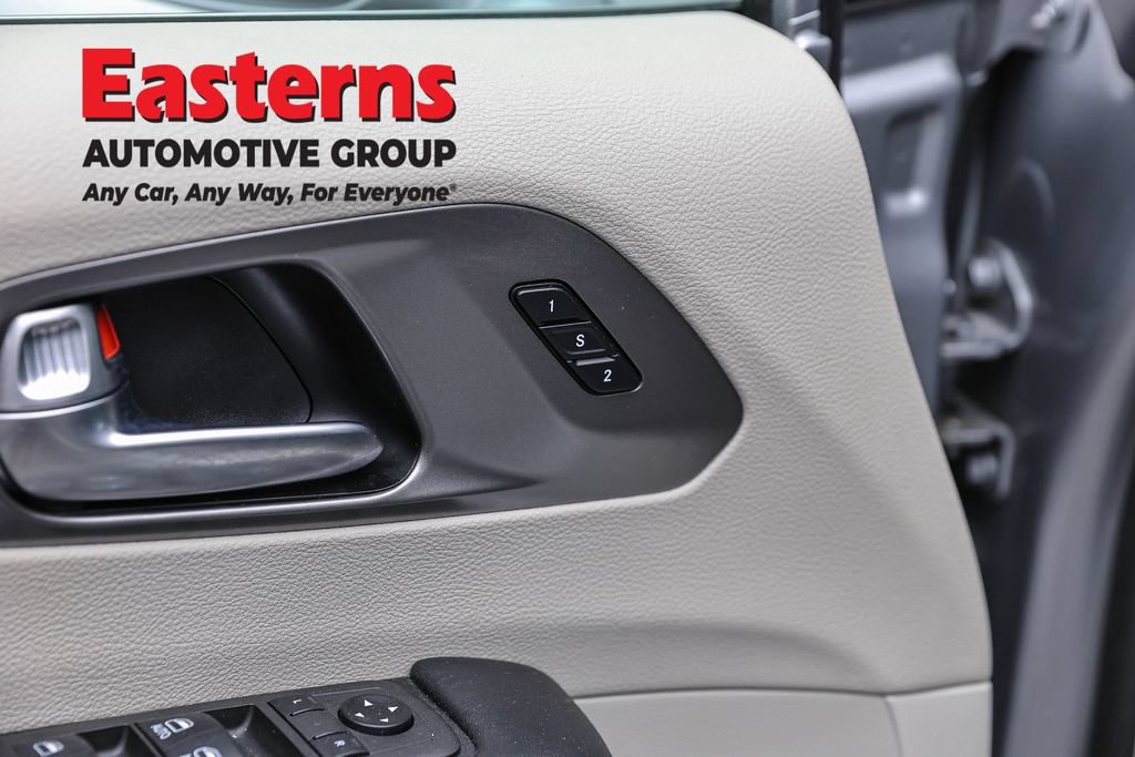 Used 2021 Chrysler Pacifica Touring-L FWD image 21