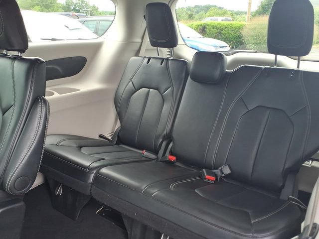 Certified 2024 Chrysler Pacifica Touring-L FWD image 18