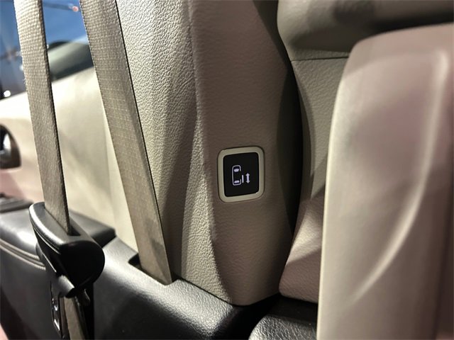 Used 2023 Chrysler Pacifica Limited image 32
