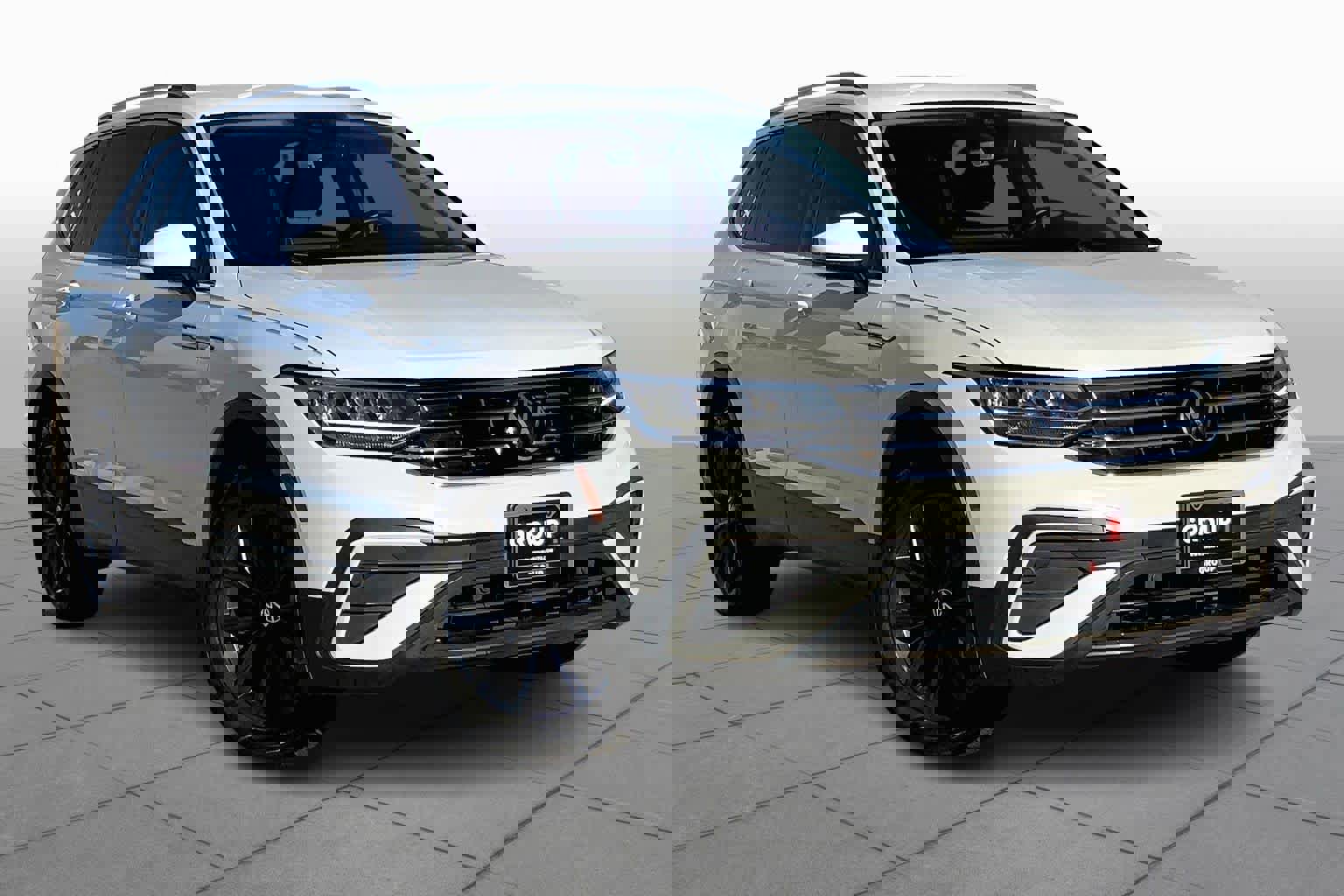 Used 2023 Volkswagen Tiguan SE image 2