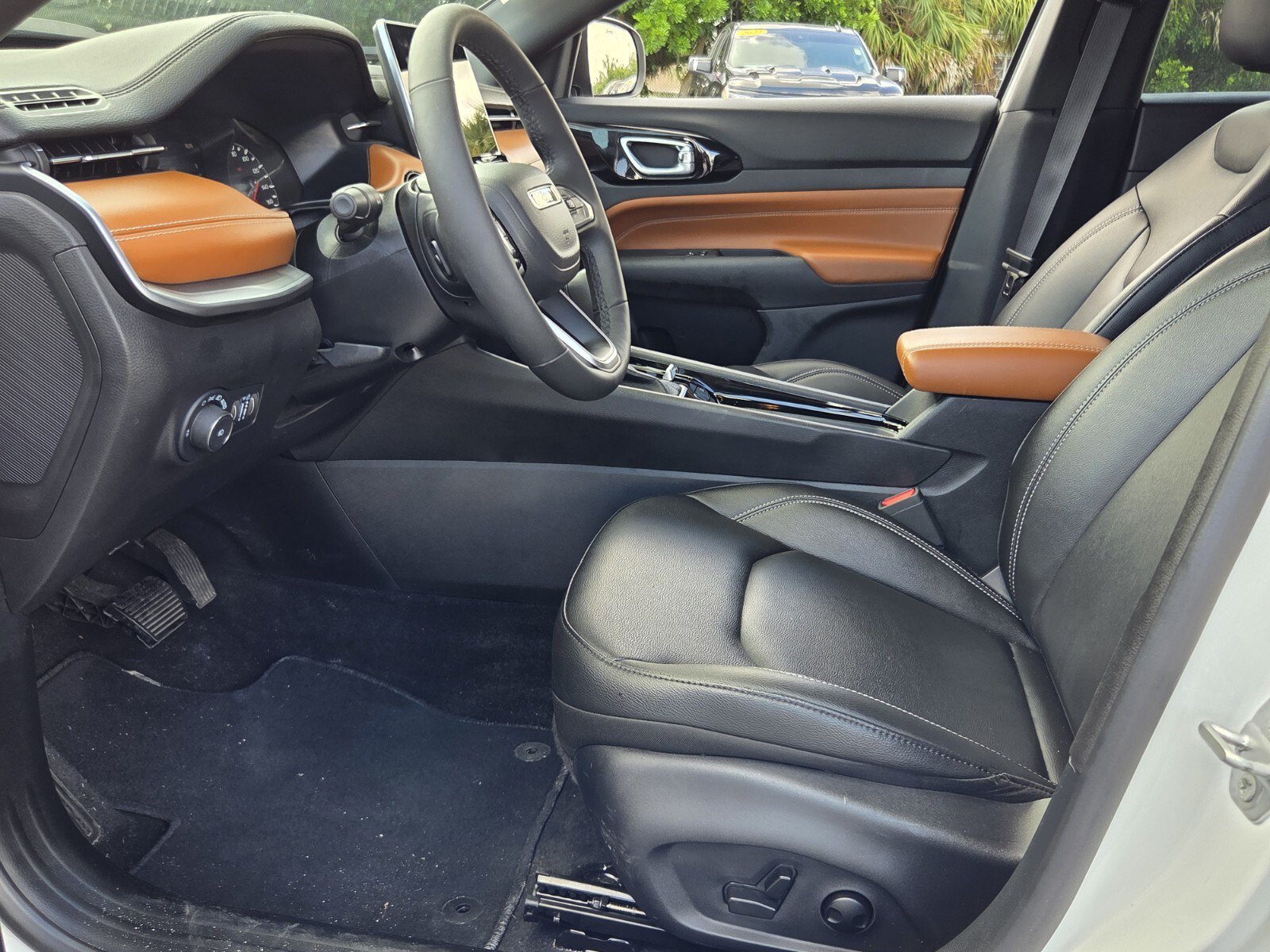 Used 2025 Jeep Compass Limited AWD/4WD image 9