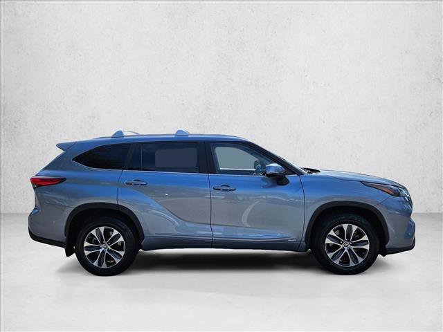 Used 2023 Toyota Highlander XLE AWD/4WD image 4
