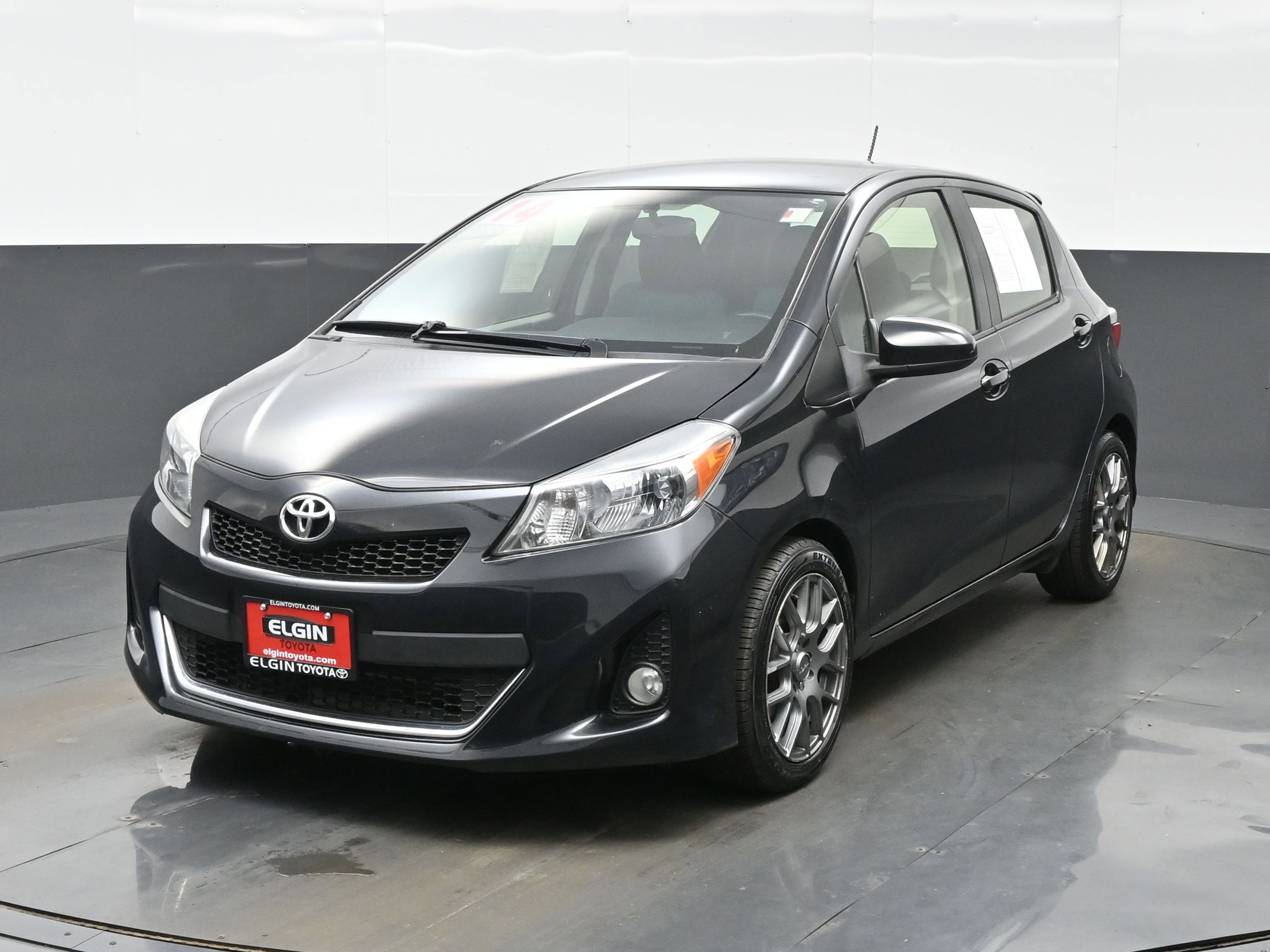 Used 2014 Toyota Yaris SE FWD image 2