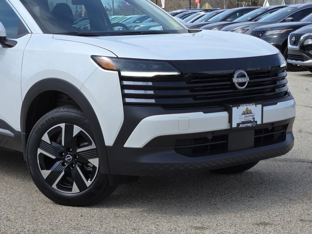 Used 2025 Nissan Kicks SV AWD/4WD image 2