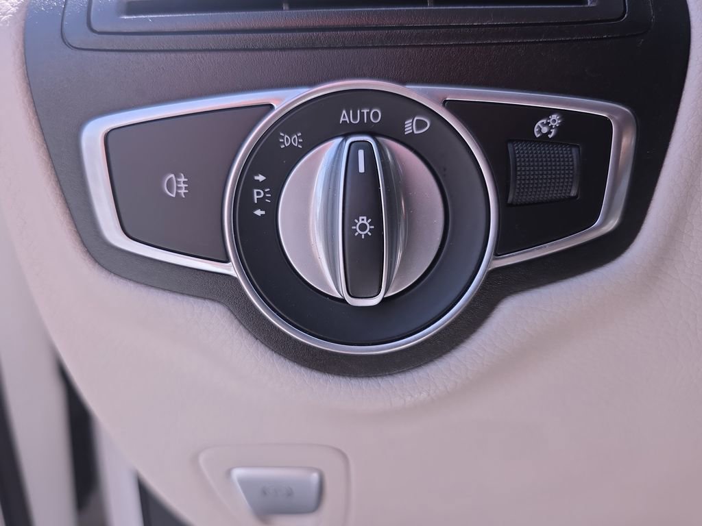 Used 2022 Mercedes-Benz GLC 300 image 28