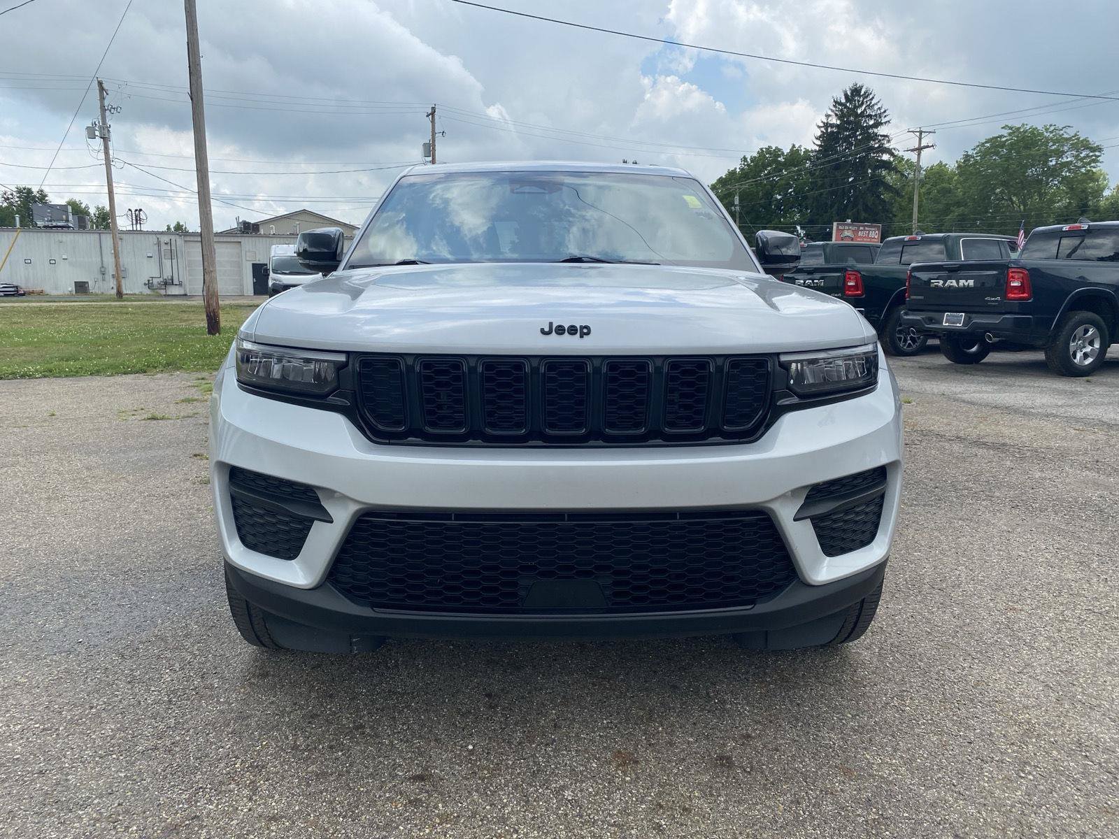 Used 2023 Jeep Grand Cherokee Altitude AWD/4WD image 8