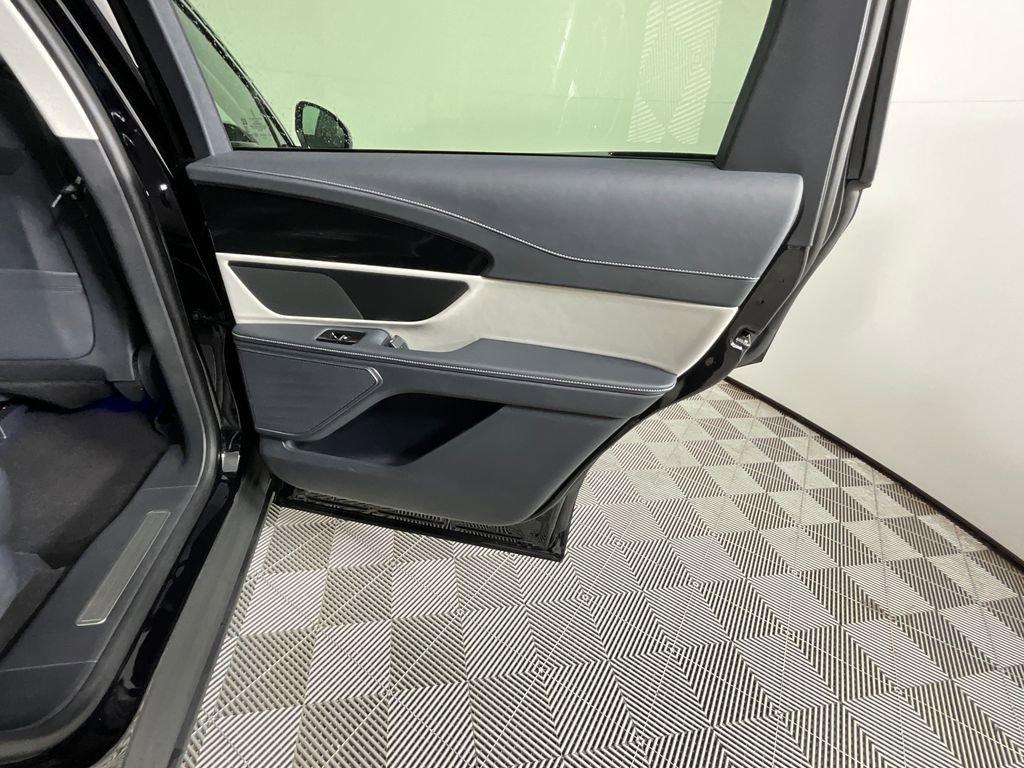 Used 2025 Lincoln Nautilus Premier image 23