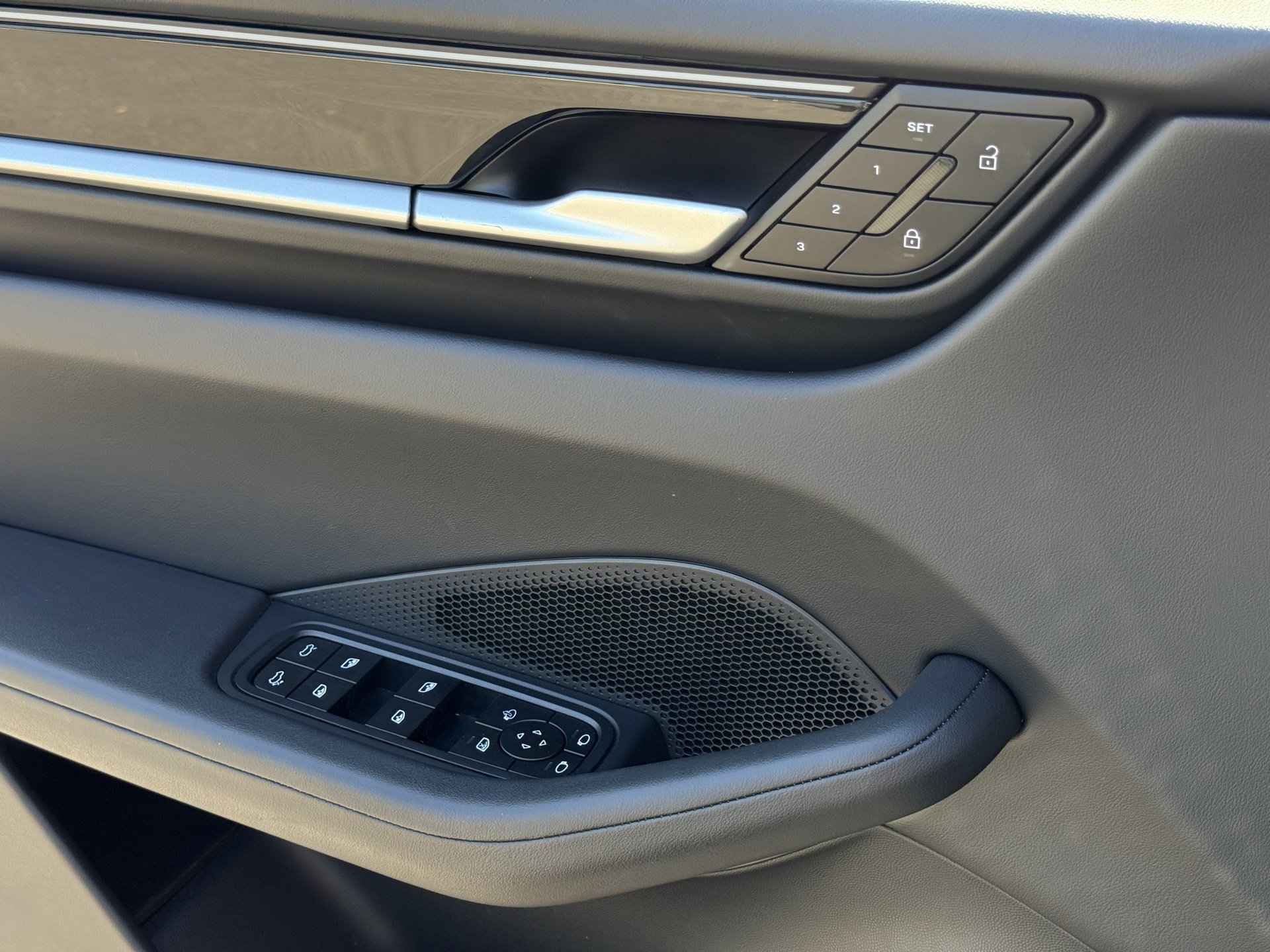 Used 2025 Porsche Macan Electric image 25