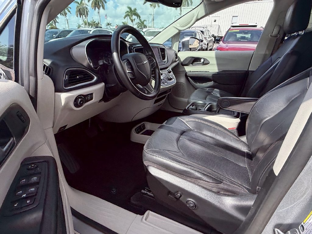 Used 2020 Chrysler Pacifica Touring-L w/ Tire & Wheel Group FWD image 11