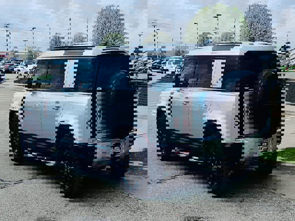 Used 2023 Land Rover Defender 110 S image 4