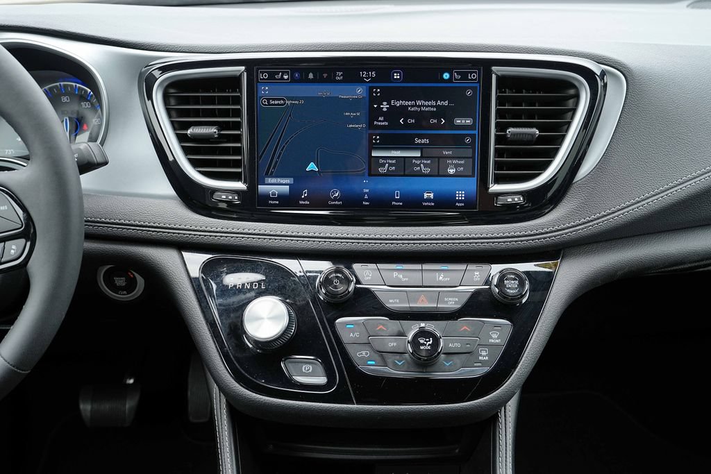 Used 2025 Chrysler Pacifica Limited FWD image 29