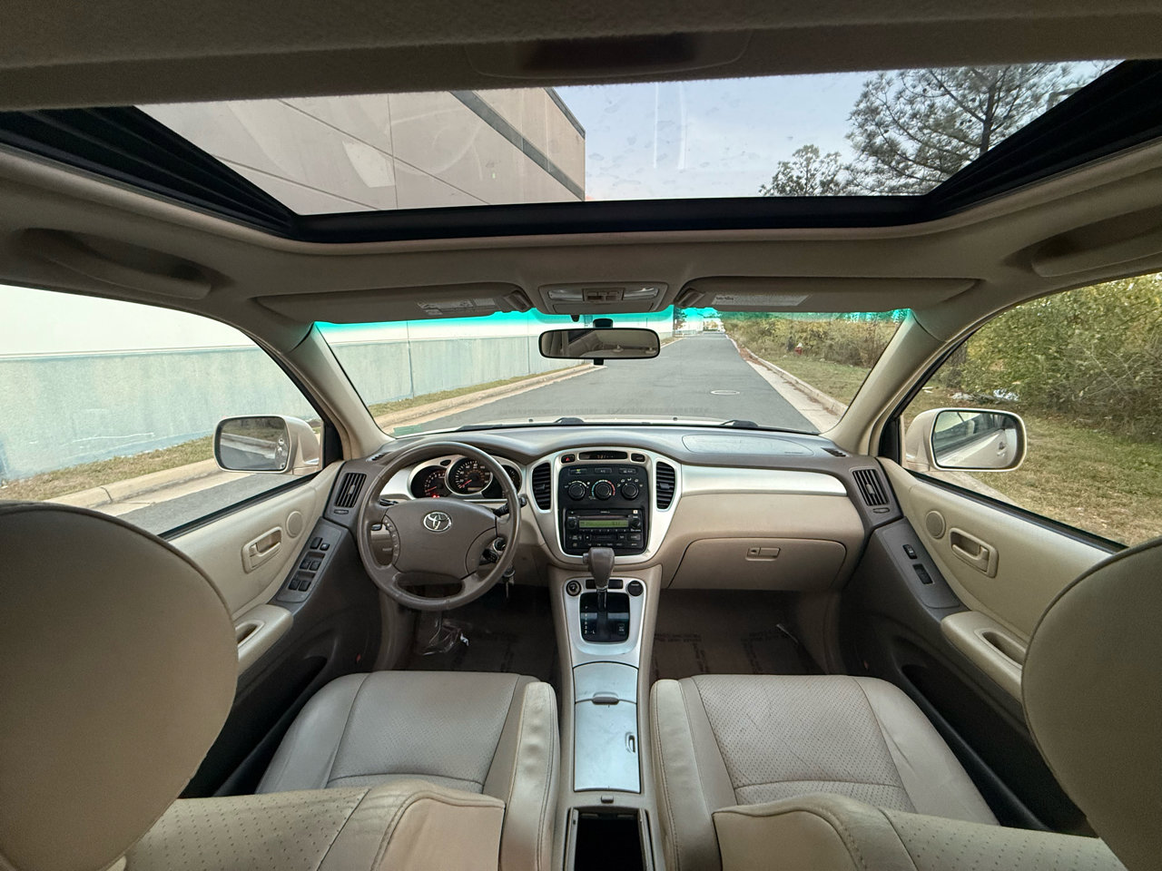 Used 2005 Toyota Highlander 4WD V6 w/ 3rd Row image 5