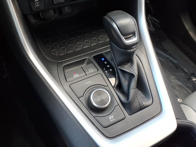 Used 2022 Toyota RAV4 XLE Premium AWD/4WD image 7