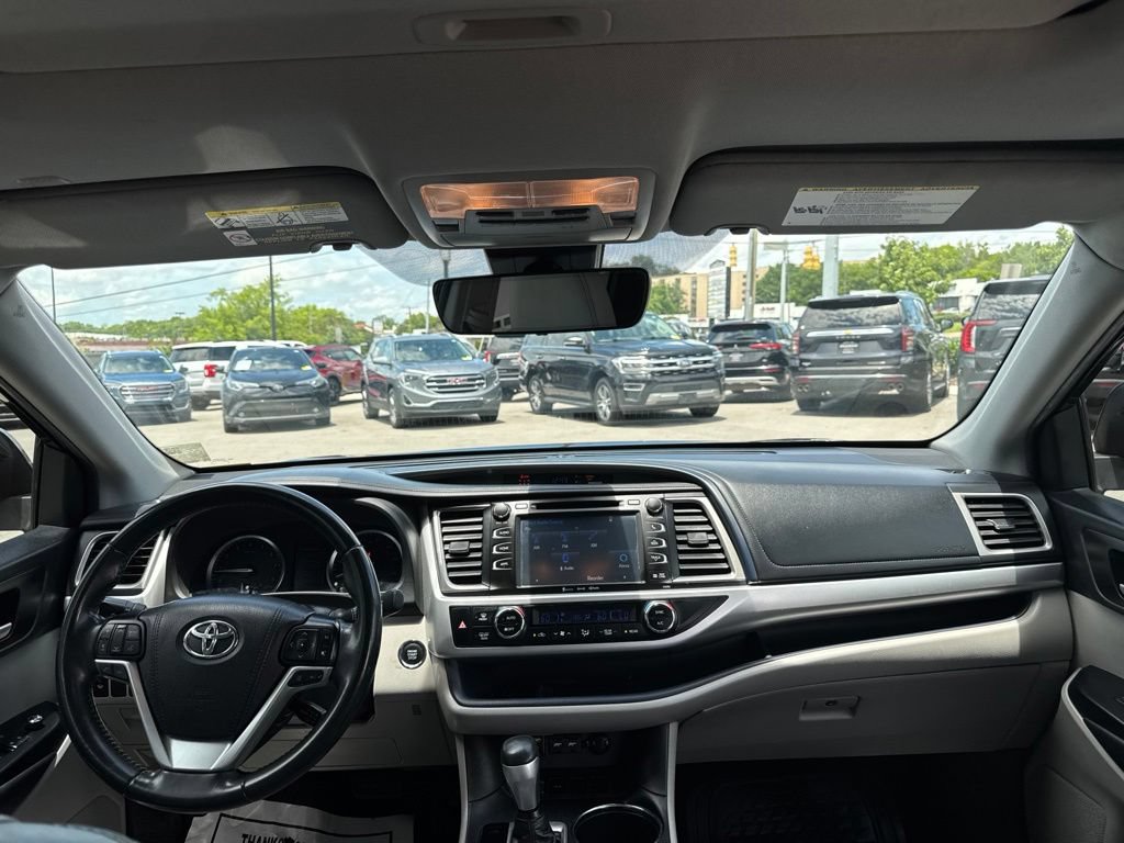 Used 2019 Toyota Highlander XLE FWD image 21