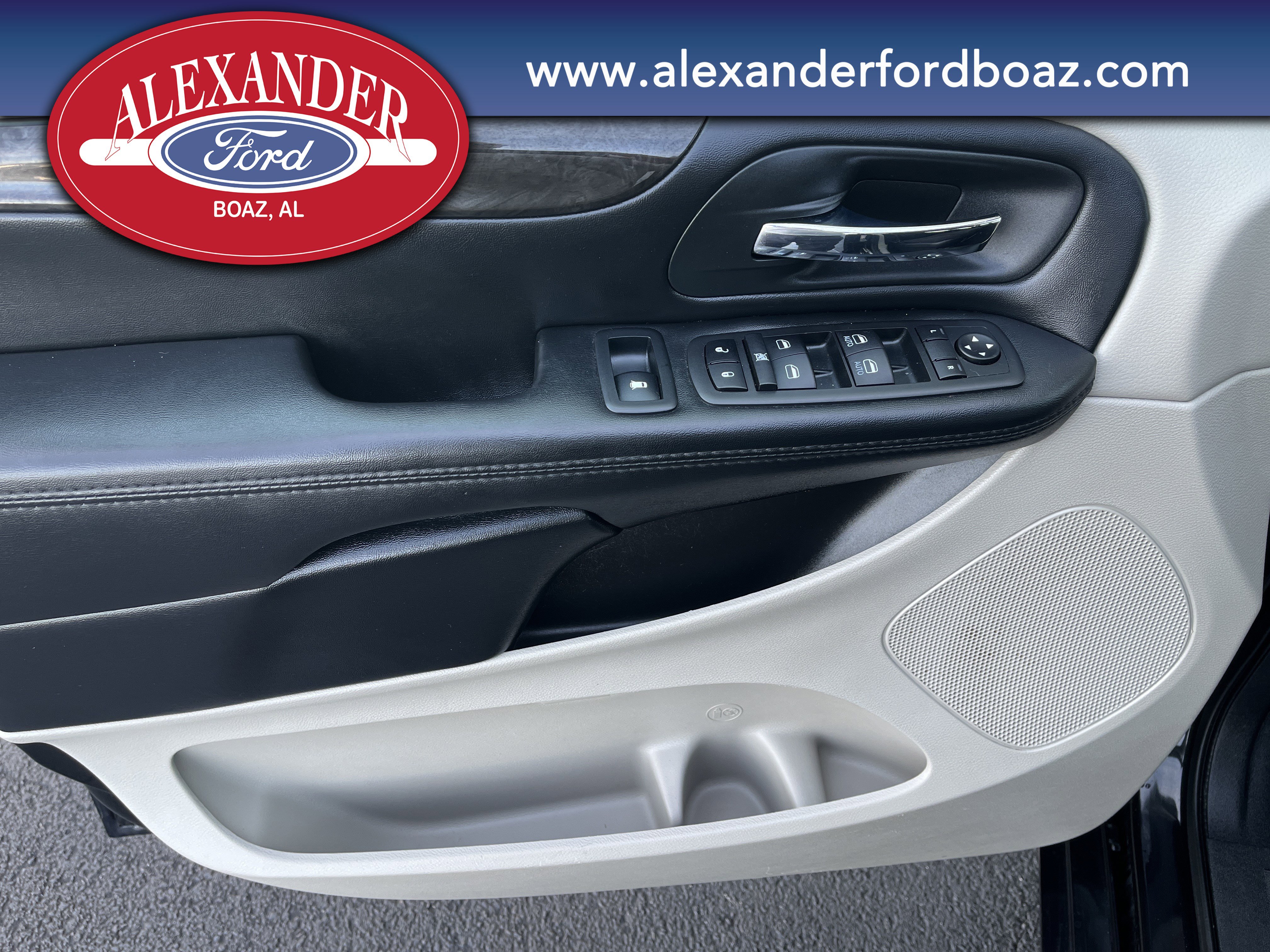 Used 2020 Dodge Grand Caravan SE w/ UConnect Hands-Free Group image 9