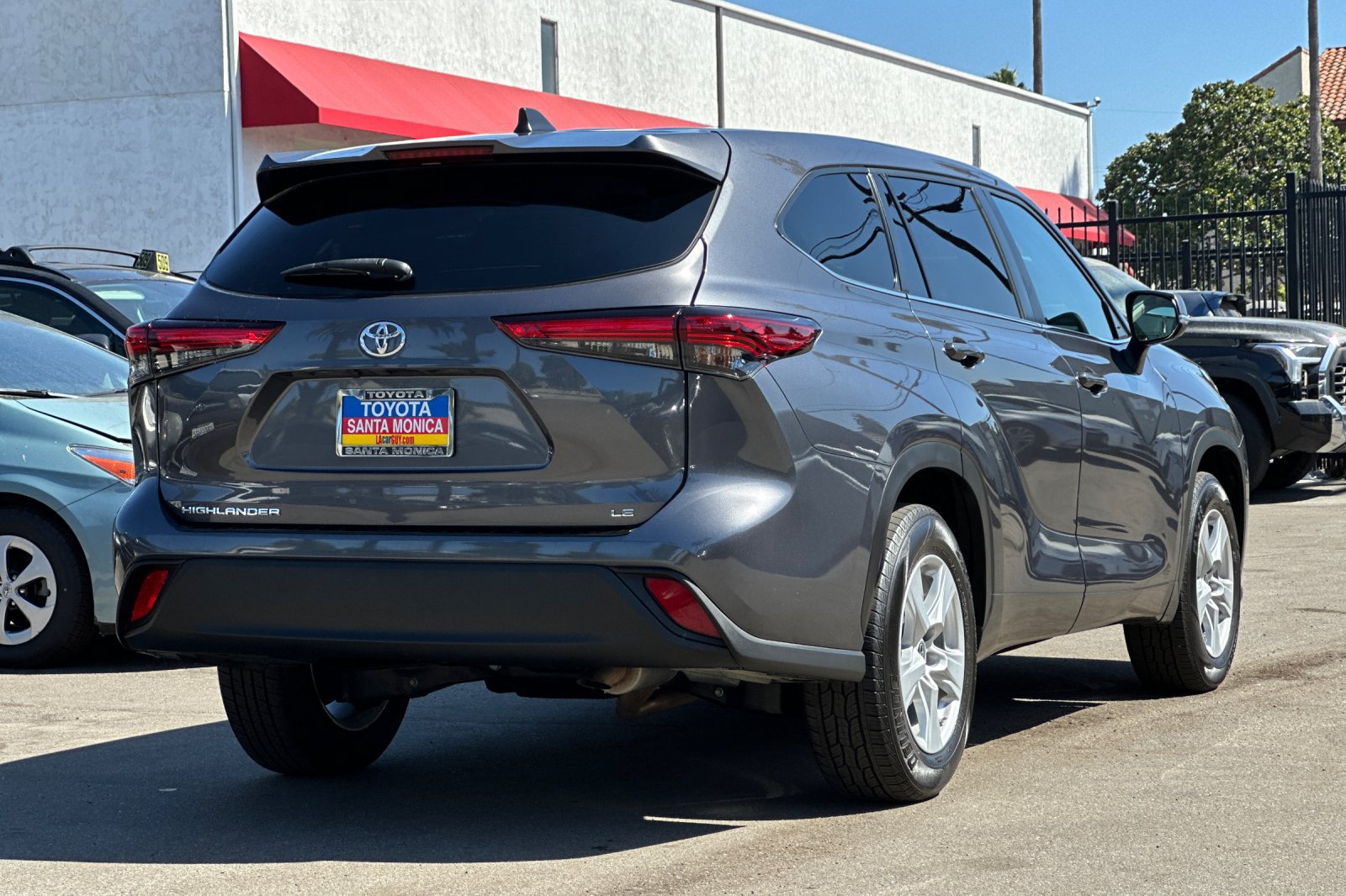 Used 2023 Toyota Highlander LE FWD image 4